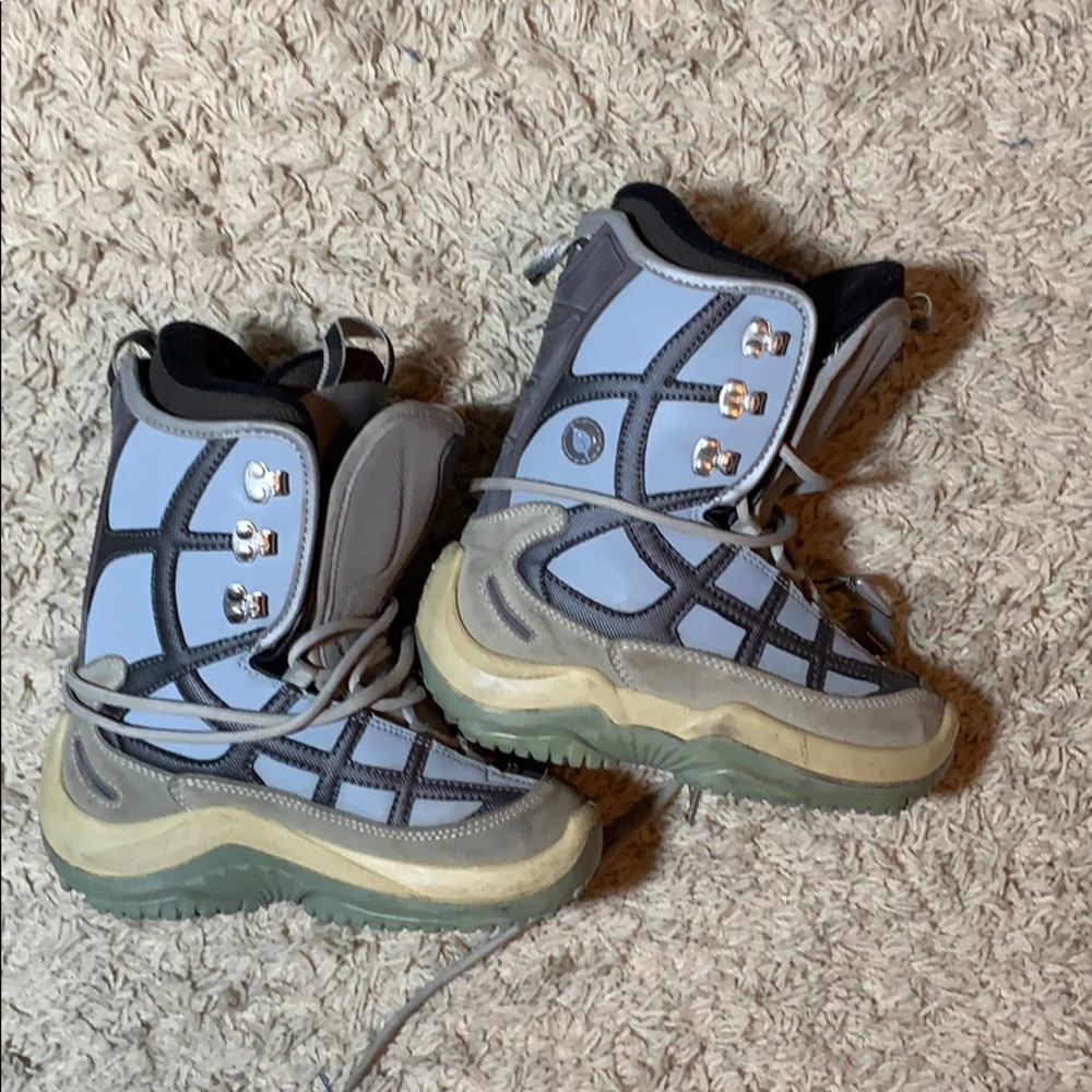 Women’s snowboard shoes